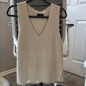 Cream V-Neck Tank sweater Gap Sz M